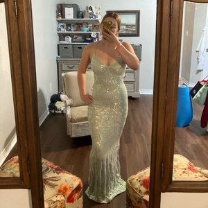 New never worn evening gown, It’s from the brand Windsor and decided not to wear